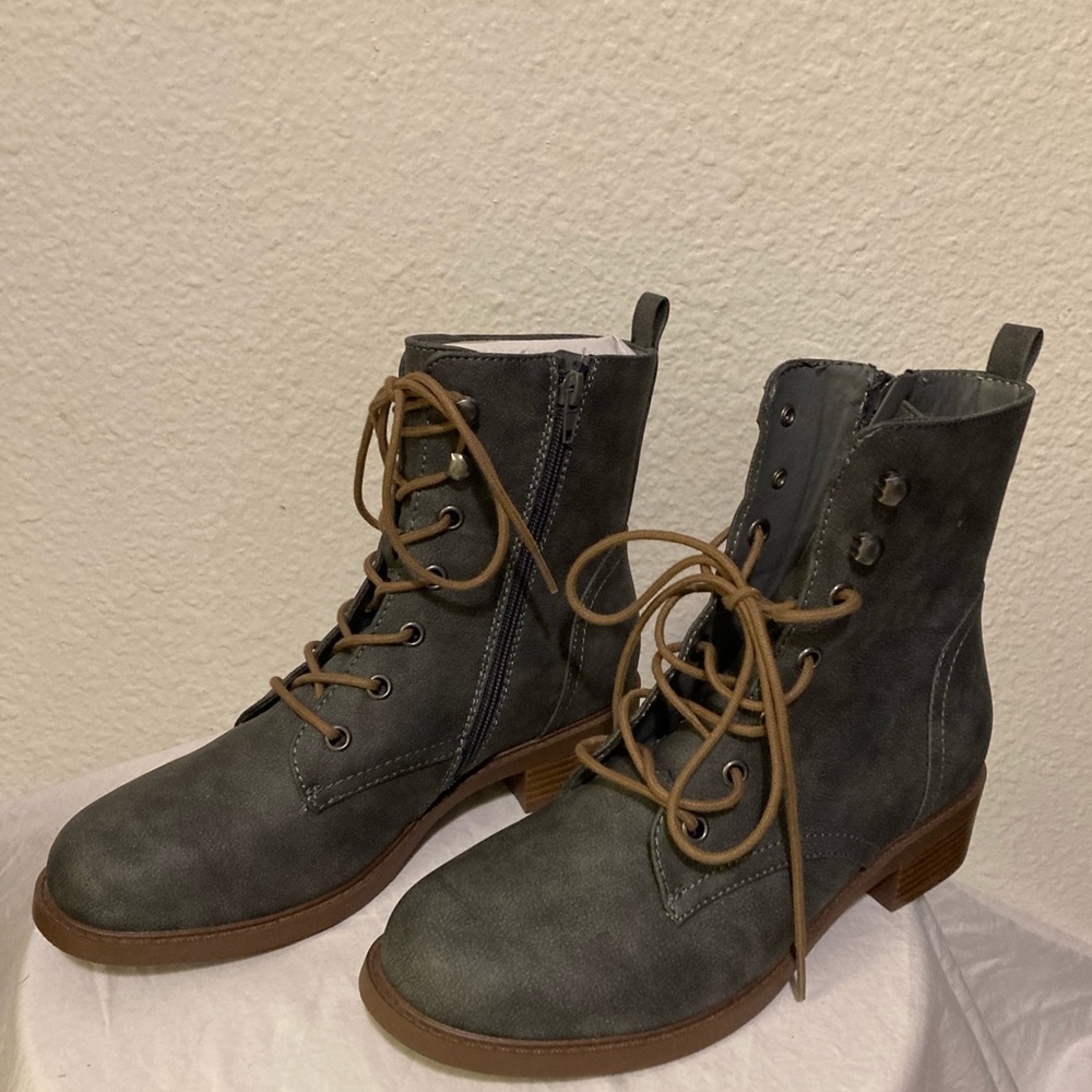 NWT Maurices 9M dark mottled grey lace up ankle boots